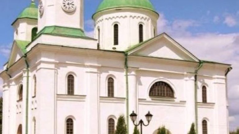 Парафіяни УПЦ МП вийшли з Успенського собору в Каневі - фото 1