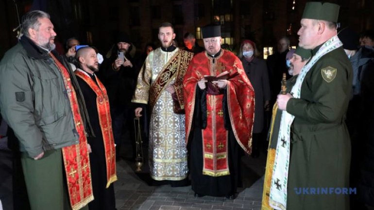 У Києві на алеї Героїв Небесної Сотні священнослужителі відслужили панахиду за загиблими - фото 1