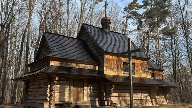 У Львові  відреставрували старовинну церкву і дзвіницю в музеї просто неба - фото 1