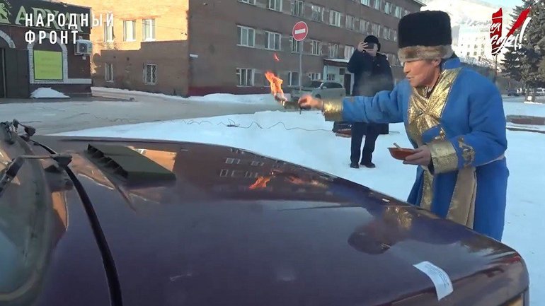 Алтайський шаман провід ритуал "десатанізації" автівок для фронту - фото 1