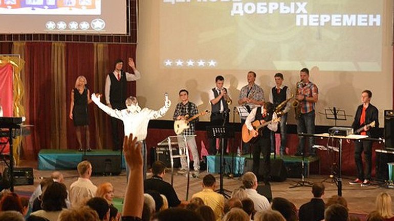 У Маріуполі окупанти переробляють протестантську церкву на кінотеатр "Комсомолець" - фото 1