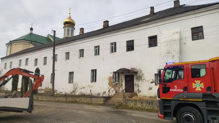 Вогнеборці ліквідували пожежу на території Миколаївського собору у Кременці - фото 1