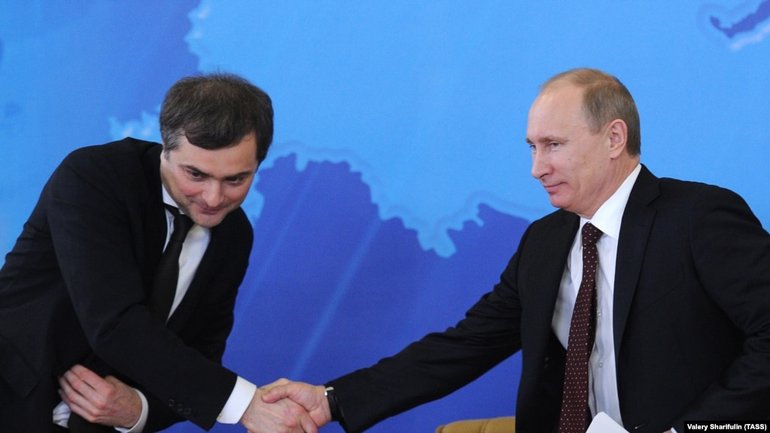 Ідеолог Кремля щодо війни проти України Владислав Сурков і очільник Росії Володимир Путін. Фото від 2012 року - фото 1