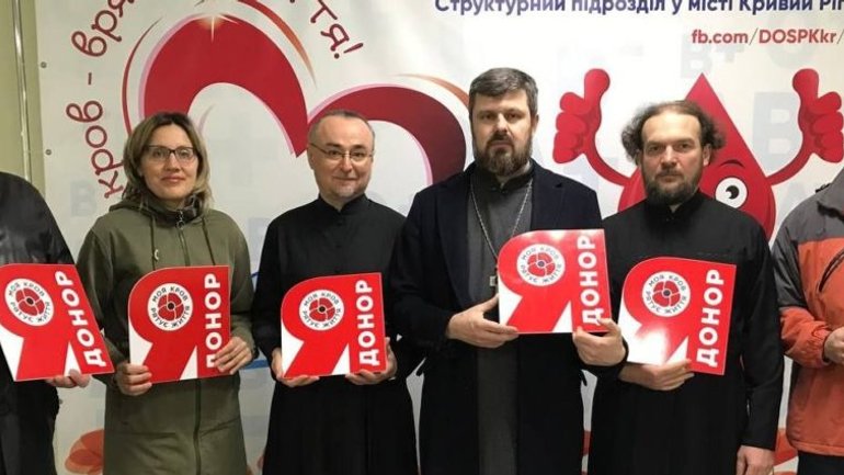 Священики та миряни Криворізької єпархії УПЦ МП здали кров для поранених бійців ЗСУ - фото 1