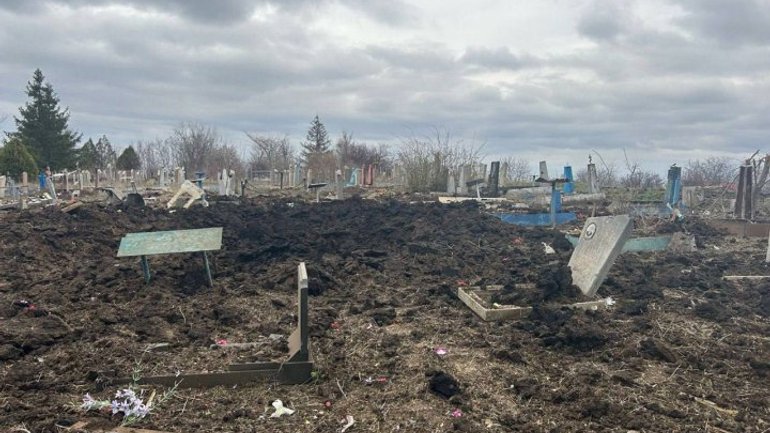 Росіяни вдарили ФАБами по Куп’янську, потрапили по кладовищу - фото 1
