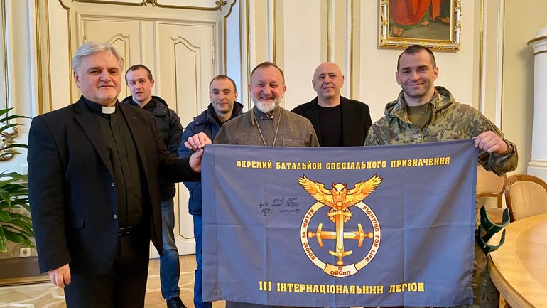 Архиєпископ подякував пастору та воїнам, які допомогли повернути крісло Митрополита Андрея - фото 1