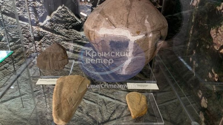 Окупанти знову демонструють у Херсонесі артефакти, вкрадені з музею «Кам'яна Могила» під Мелітополем - фото 1