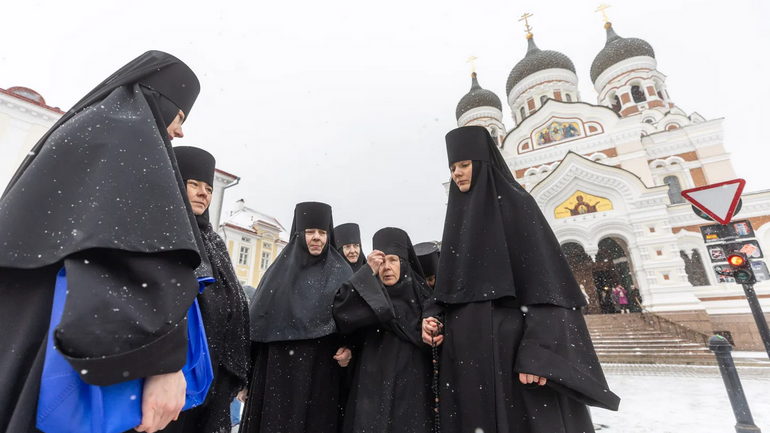 В понедельник, 17 февраля настоятельница монастыря игуменья Филарета вместе с другими монахинями прибыла в Рийгикогу, чтобы вручить прошение о сохранении прежнего статуса монастыря. В понедельник, 17 февраля настоятельница монастыря игуменья Филарета вместе с другими монахинями прибыла в Рийгикогу, чтобы вручить прошение о сохранении прежнего статуса монастыря. - фото 1