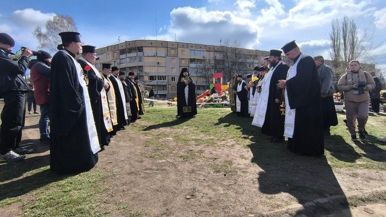 У Кривому Розі на дитмайданчику відслужили панахиду за загиблими - фото 1
