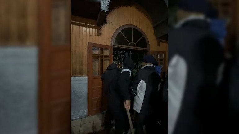 На Буковині між вірянами ПЦУ та УПЦ МП виникла сутичка через храм - фото 1