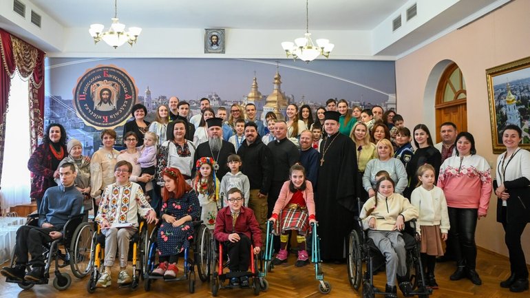 Предстоятель ПЦУ долучився до передпасхального заходу для дітей з інвалідністю - фото 1
