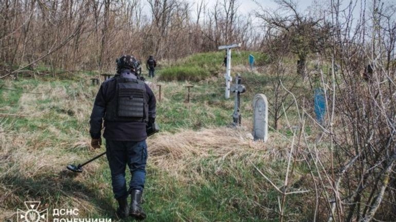 ДСНС проводить обстеження кладовищ напередодні поминальних заходів у прифронтових регіонах - фото 1