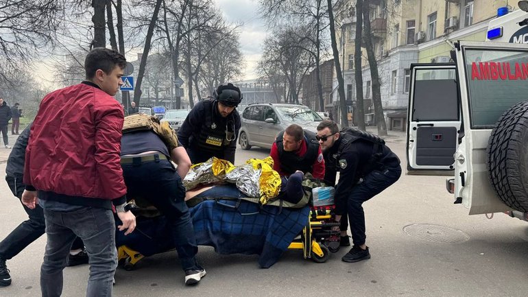 Окупанти на Вербну неділю вдарили по центру Сум, багато загиблих - фото 1