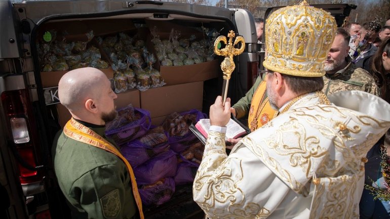 Глава УГКЦ освятив великодні кошики для військових на передовій - фото 1