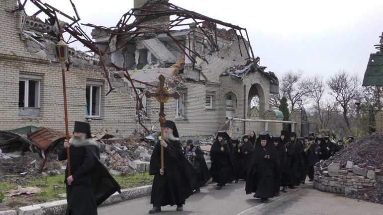 Служителі РПЦ провели хресну ходу в монастирі біля зруйнованого Вугледара - фото 1