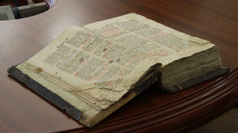 Служба зовнішньої розвідки повернула в Україну богослужбову книгу 1758 року - фото 1