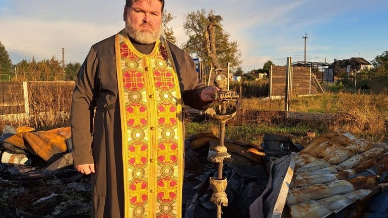 Вселенському Патріарху подарували елемент семисвічника зі згарища храму ПЦУ - фото 1