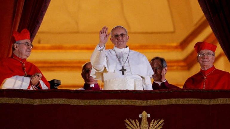 Pope Francis appears for the first time on the central balcony of St. Peter's Basilica at the Vatican March 13, 2013. (March 13, 2013) - фото 1