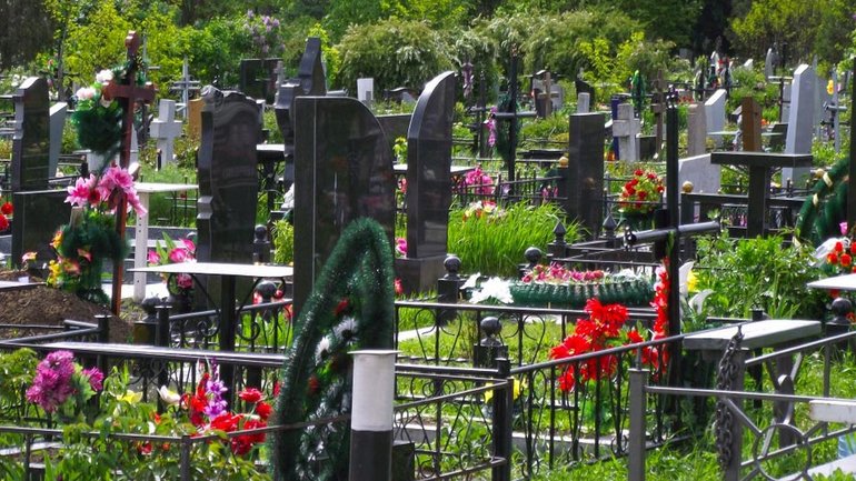 У поминальні дні поліція посилить заходи безпеки на кладовищах - фото 1