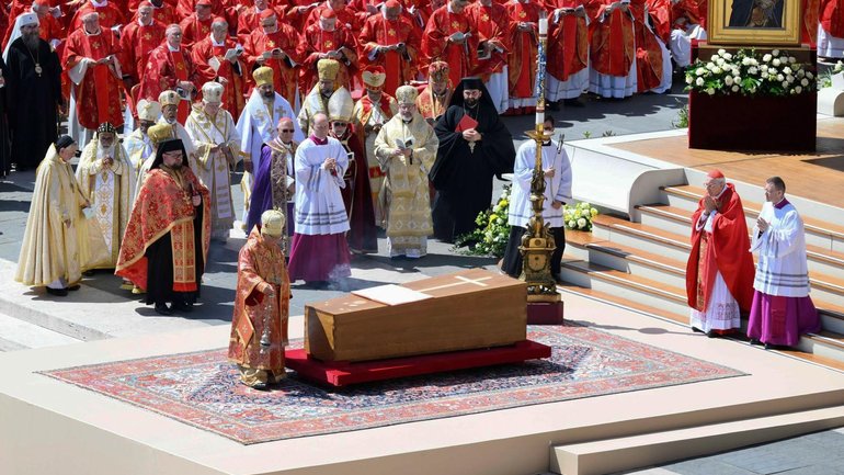 Блаженніший Святослав із делегацією єпископів УГКЦ взяв участь у похороні Папи Франциска - фото 1