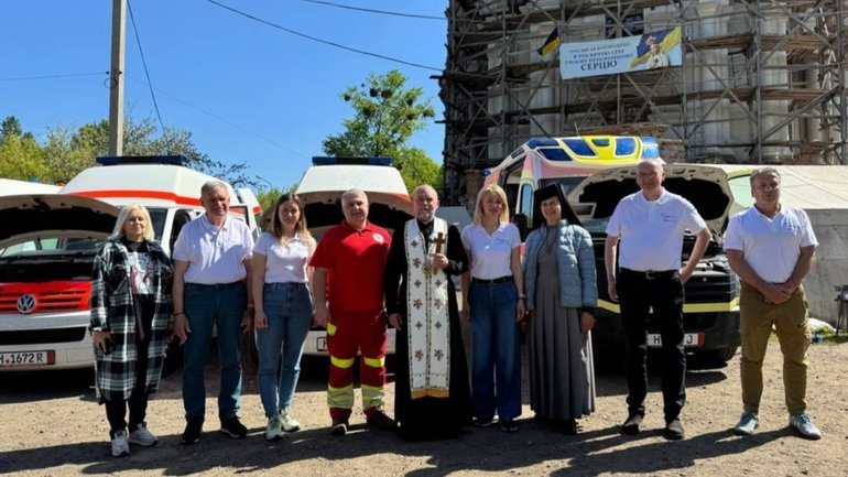 До Харкова прибули карети швидкої допомоги, закуплені парафією УГКЦ з Ганновера - фото 1