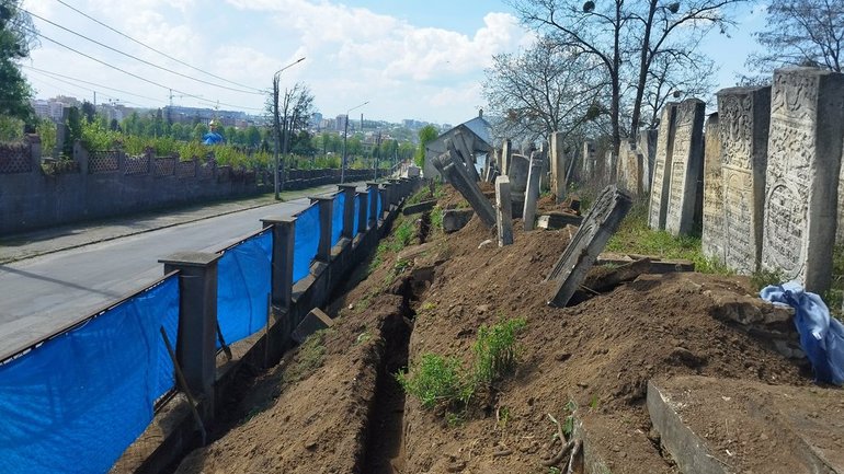 У Чернівцях укріплюють схил єврейського кладовища після зсуву - фото 1