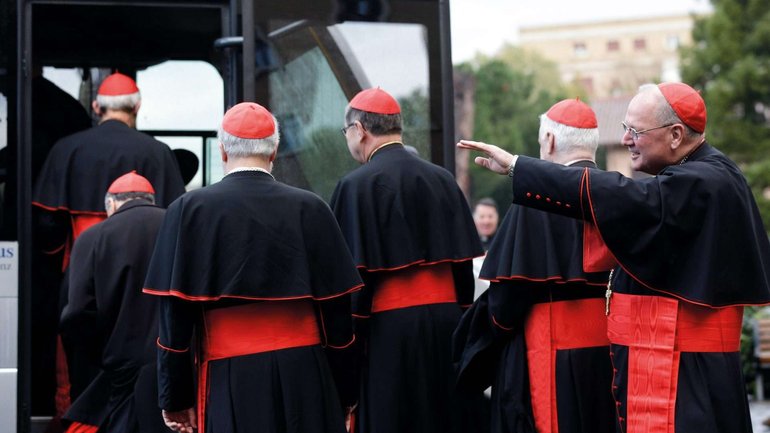 Cardinals travel to their accommodation at the 2013 conclave - фото 1