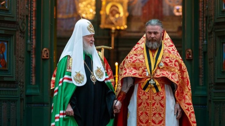 Патріарх Московський вручив орден священикові, який «проповз по трубі в тил ЗСУ» - фото 1