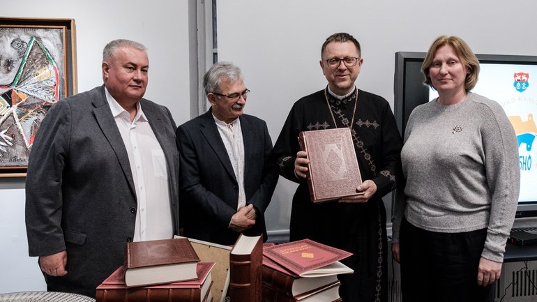 Науковці і Церква презентували факсимільне видання Дубенського Четвероєвангелія - фото 1