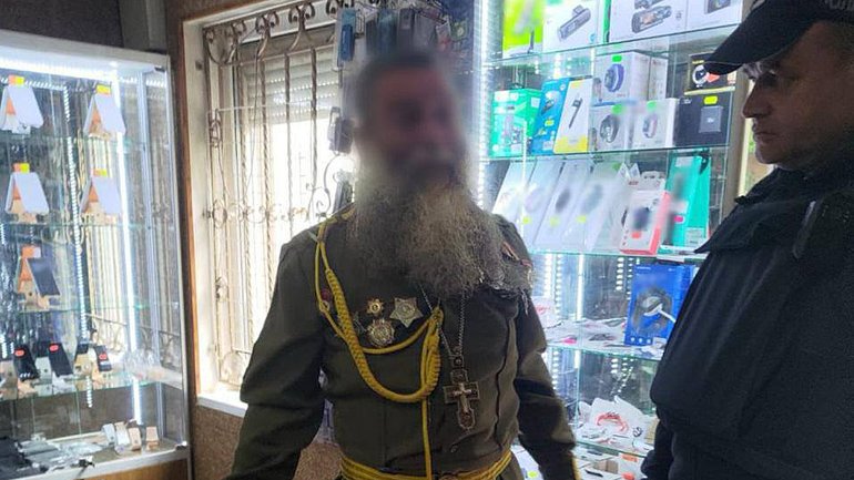Відсвяткував. На Закарпатті клірик УПЦ МП вийшов на люди у радянській уніформі із георгіївською стрічкою - фото 1