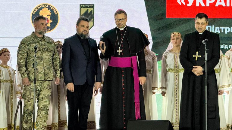 Митрополит ПЦУ передав Пересопницьке Євангеліє на аукціон для дітей полеглих «азовців» - фото 1