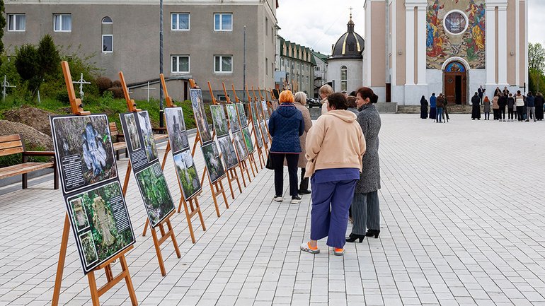 На Хмельниччині відкрилася фотовиставка, присвячена давнім цвинтарям регіону - фото 1