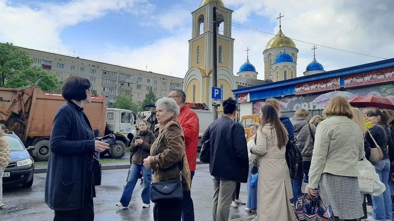 Люди зібралися біля Свято-Миколаївського собору, 21 травня 2025, Хмельницький.  - фото 1