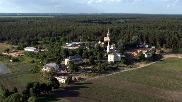 Росіяни ударили по монастирю “Глинська пустинь”, поранено чоловіка - фото 1