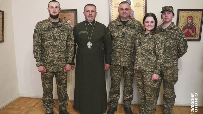 Military icon painters from Vinnytsia showcase an exhibition at the art museum, with the next stop being Canada - фото 1