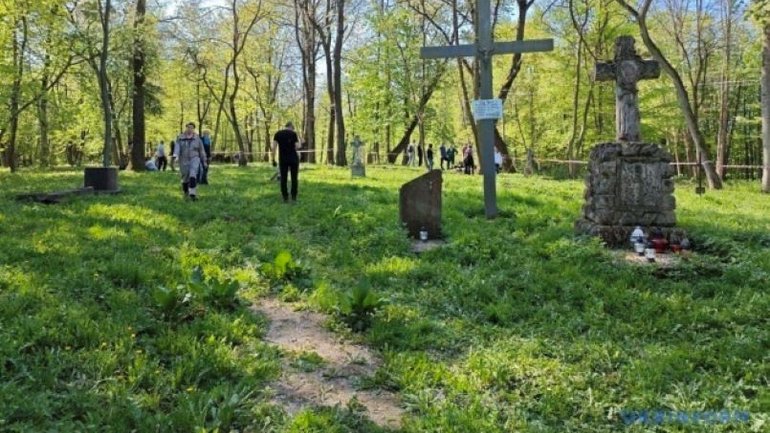 Україна не призупиняла ексгумації польських поховань, - уряд Польщі - фото 1