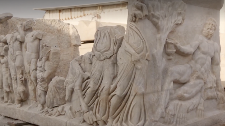 Sarcophagus depicting a "wine competition" among ancient Roman gods discovered in Israel - фото 1
