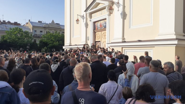 До поліції надійшло понад 10 заяв про порушення під час сутичок поблизу собору в Чернівцях - фото 1