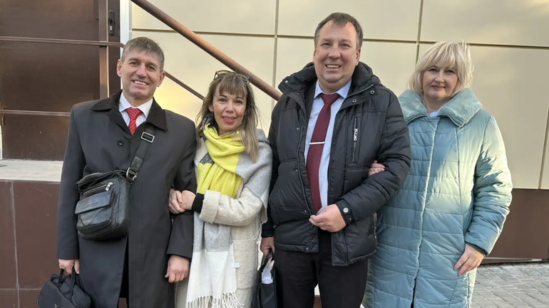 Січень 2025-го. Сергій Жигалов, Віктор Кудінов та їхні дружини біля будівлі окупаційного “суду”. Фото було оприлюднене Європейською асоціацією “Свідків Єгови”. - фото 1