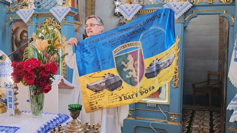 Єпископ УГКЦ передав Папі Римському прапор українського воїна - фото 1