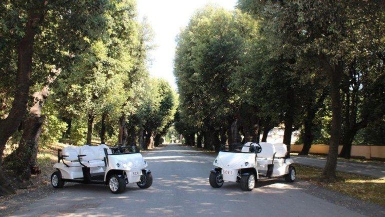 Папі подарували два електромобілі для апостольських поїздок - фото 1