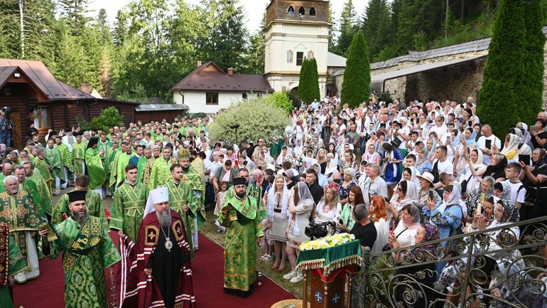 Предстоятель ПЦУ очолив святкове Богослужіння в Манявському чоловічому монастирі - фото 1
