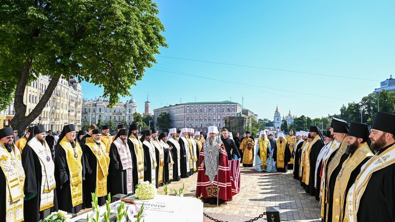 Архиєреї ПЦУ звершили панахиду біля могили Патріарха Володимира (Романюка) - фото 1