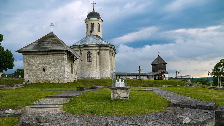 Фундамент Успенського собору, каплиця Святого Василія, церква Успіння Пресвятої Богородиці, с. Крилос - фото 1