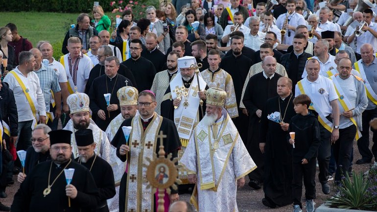 Сотні паломників прибули до Зарваниці молитися за мир - фото 1