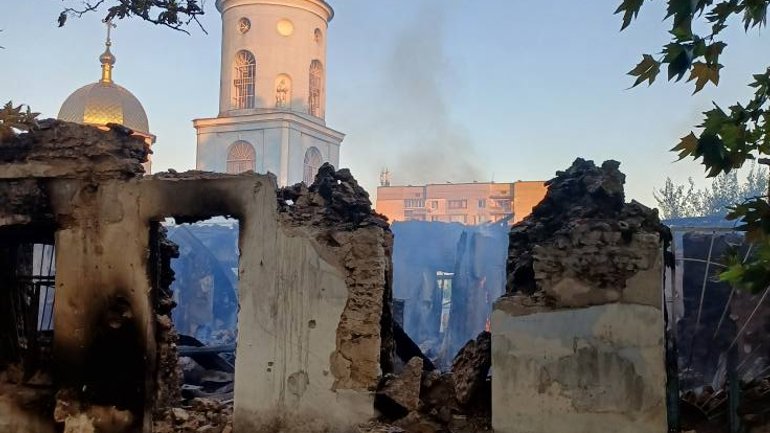 Враг обстрелял старейший храм Херсона: кельи сгорели дотла - фото 1