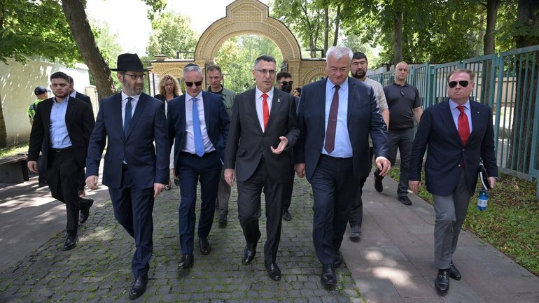 Андрій Сибіга разом з ізраїльським колегою Гідеоном Сааром відвідали Бабин Яр - фото 1