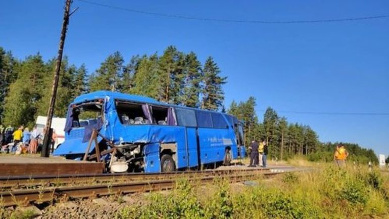 На Росії автобус з паломниками зіткнувся з поїздом - фото 1