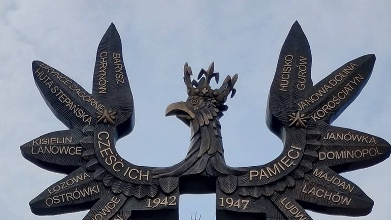 Провокація у Польщі: поліція розслідує наругу над пам’ятником жертвам трагедії на Волині - фото 1