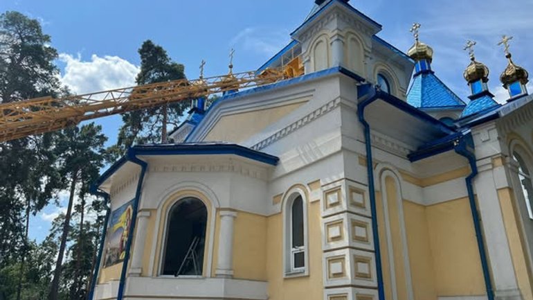 Church damaged in Bucha during shelling - фото 1
